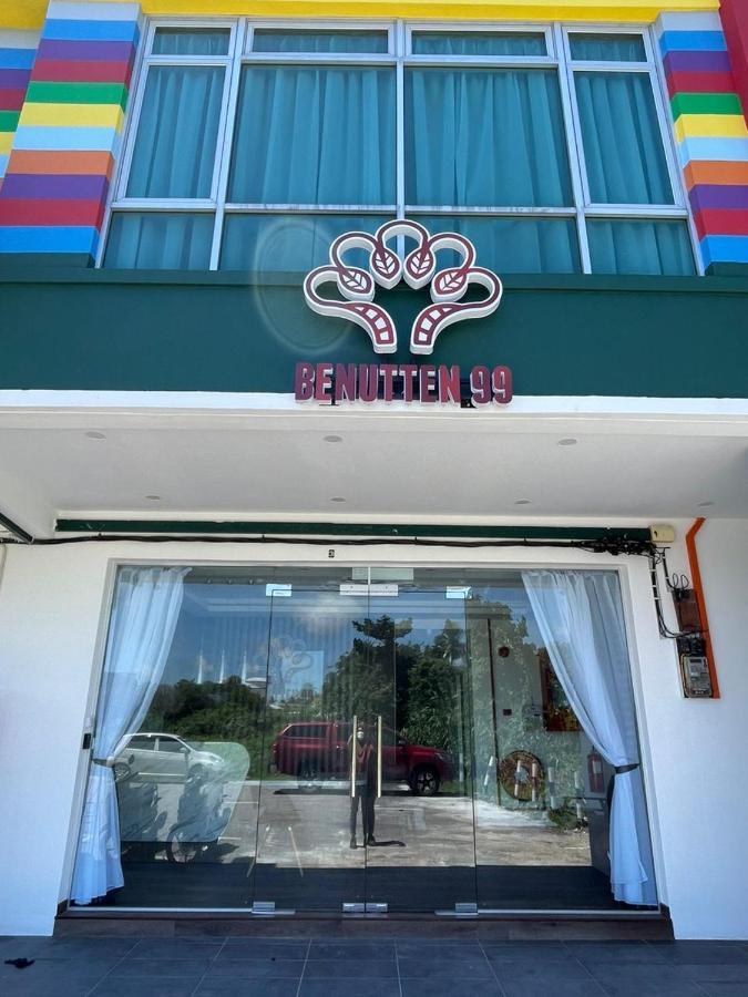 Benutten 99 Hotel Kampong Parit Tengah エクステリア 写真
